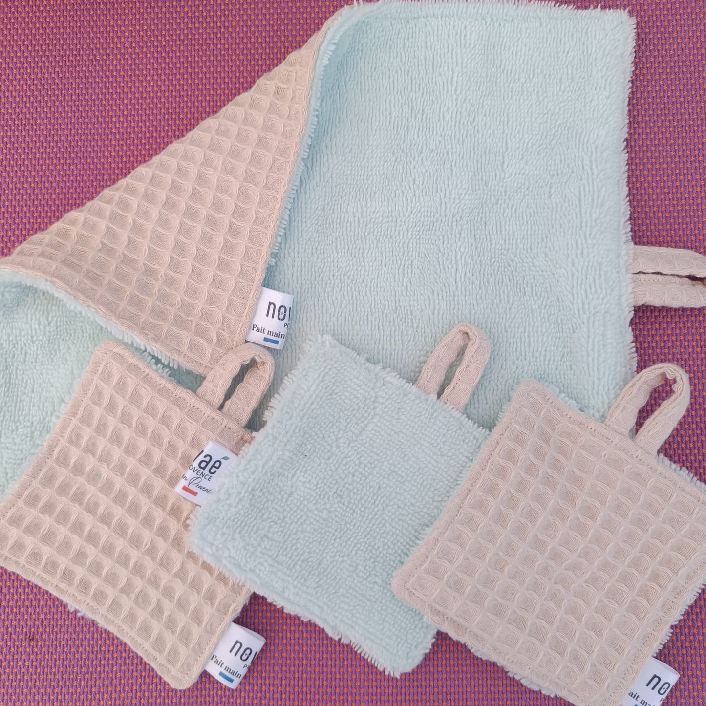 Lot 3 Lingettes Démaquillantes double face (9 x 9 cm) + 1 Serviette Démaquillante double face (20 x 25cm)