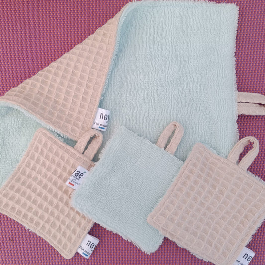 Lot 3 Lingettes Démaquillantes double face (9 x 9 cm) + 1 Serviette Démaquillante double face (20 x 25cm)